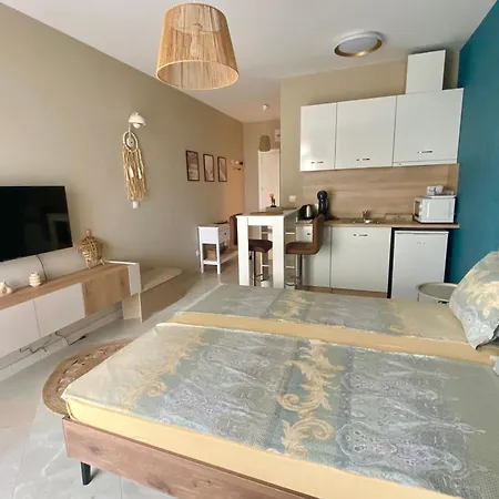 и студия в комплекс Flores Garden דירה