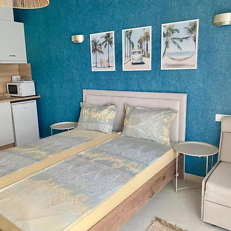 и студия в комплекс Flores Garden דירה *