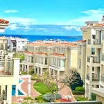 Lägenhet и студия в комплекс Flores Garden Tjernomorets