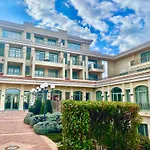 и студия в комплекс Flores Garden Lägenhet