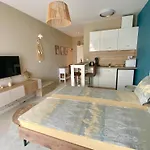 и студия в комплекс Flores Garden Lägenhet