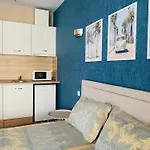 и студия в комплекс Flores Garden Lägenhet *
