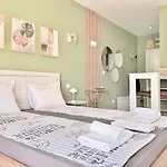 Lägenhet и студия в комплекс Flores Garden Tjernomorets