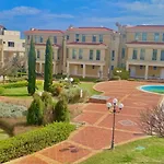 и студия в комплекс Flores Garden Lägenhet *