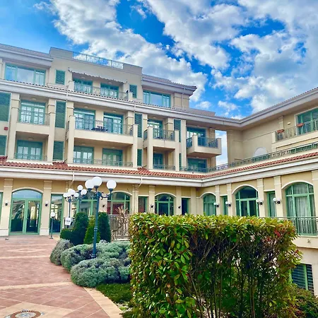 и студия в комплекс Flores Garden Apartment