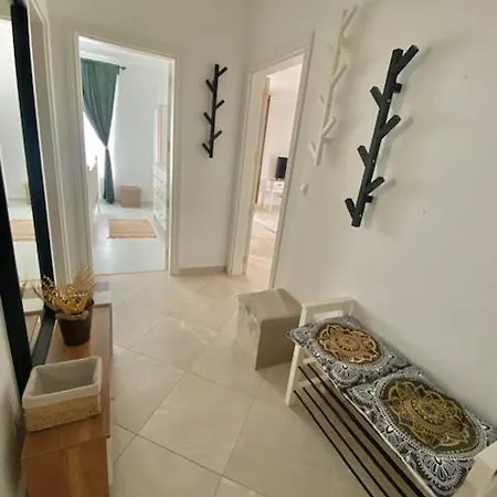 Διαμέρισμα и студия в комплекс Flores Garden Τσερνομόρετς
