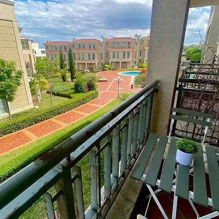 и студия в комплекс Flores Garden Appartement Tchernomorets