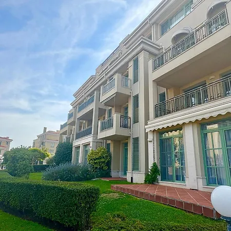 и студия в комплекс Flores Garden Lägenhet *