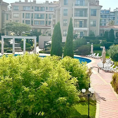 и студия в комплекс Flores Garden Apartment