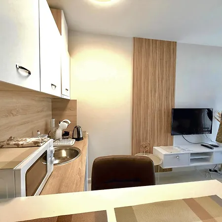 и студия в комплекс Flores Garden Apartment *