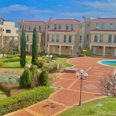и студия в комплекс Flores Garden Апартаменты *